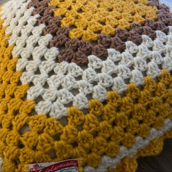 Vintage granny square crocheted pillow - Picture 5 of 5